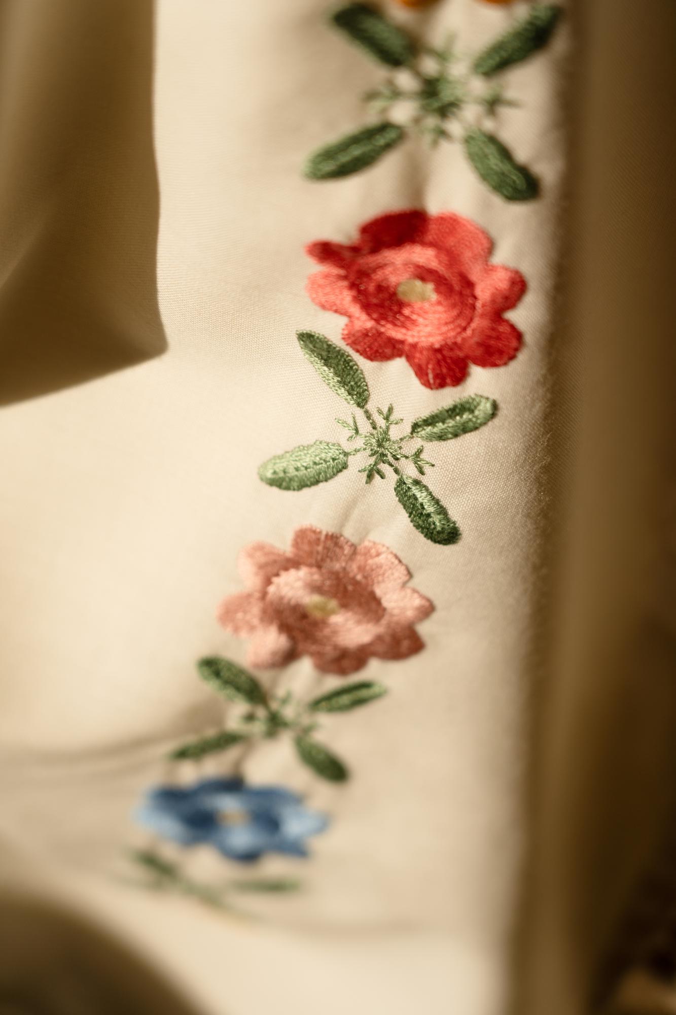 gesticktes florales Muster auf Leinen
